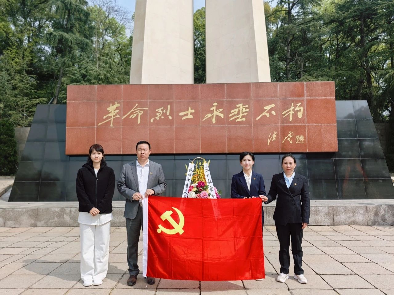 最深切的缅怀|杭州市重庆商会党支部参加2025·清明祭英烈主题升旗仪式